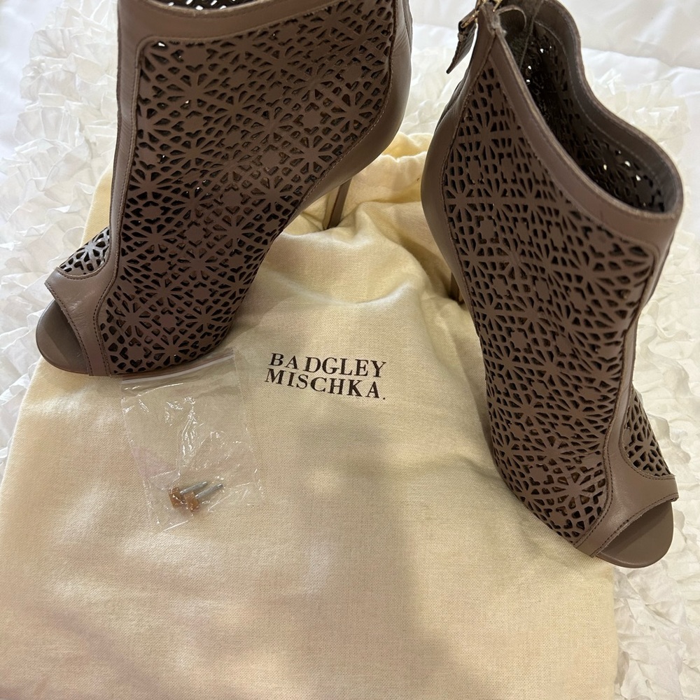 💥PRICE⬇️
 BADGLEY MISCHKA - High Heel Taupe Bootie - size 7 - - Picture 7 of 10